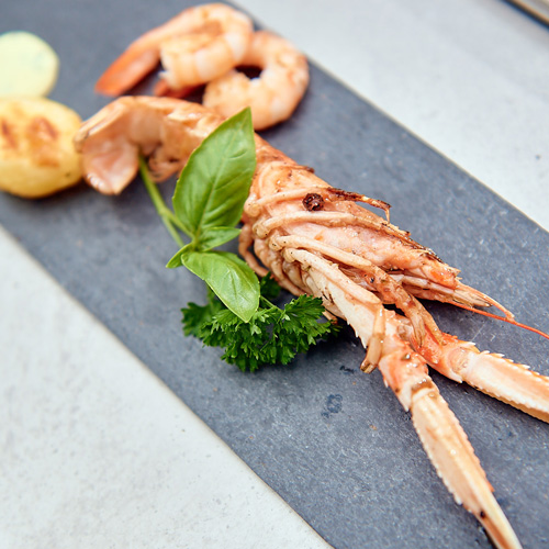 Shrimps vom Grill mit Olivenöl, Knoblauch und Zitrone.
