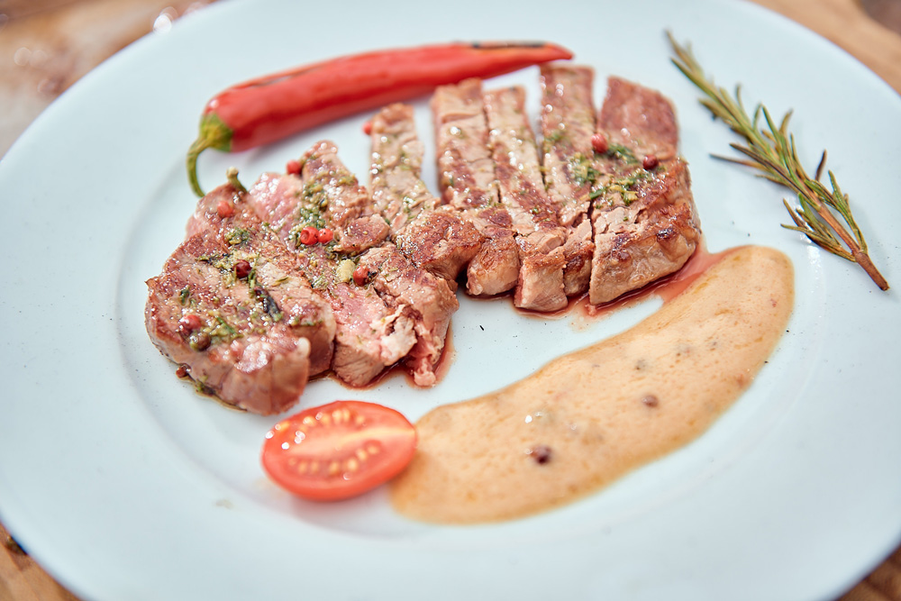 Rinderschulter-Steak an einer Pfeffersauce.